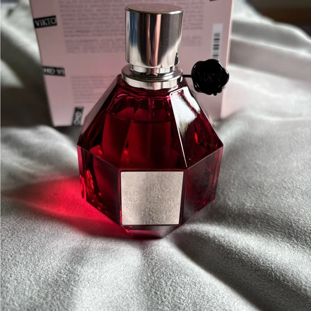 Viktor & Rolf Pink Box with Silver Cap - Picture 1 of 4